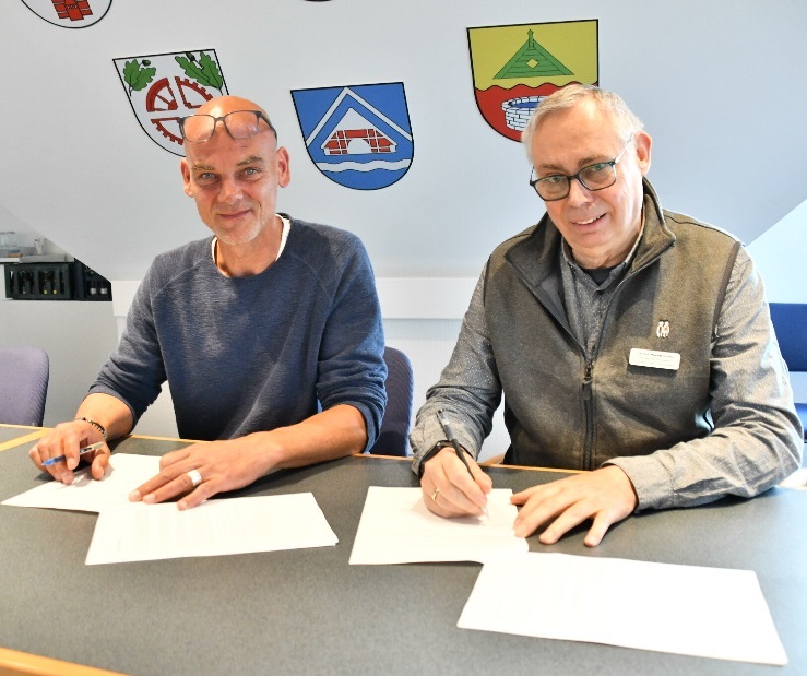 Unterschrift Auftragsvergabe Neubau Sporthalle