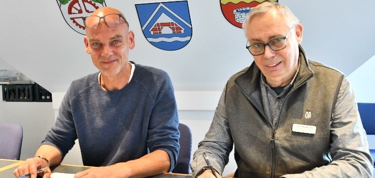 Unterschrift Auftragsvergabe Neubau Sporthalle