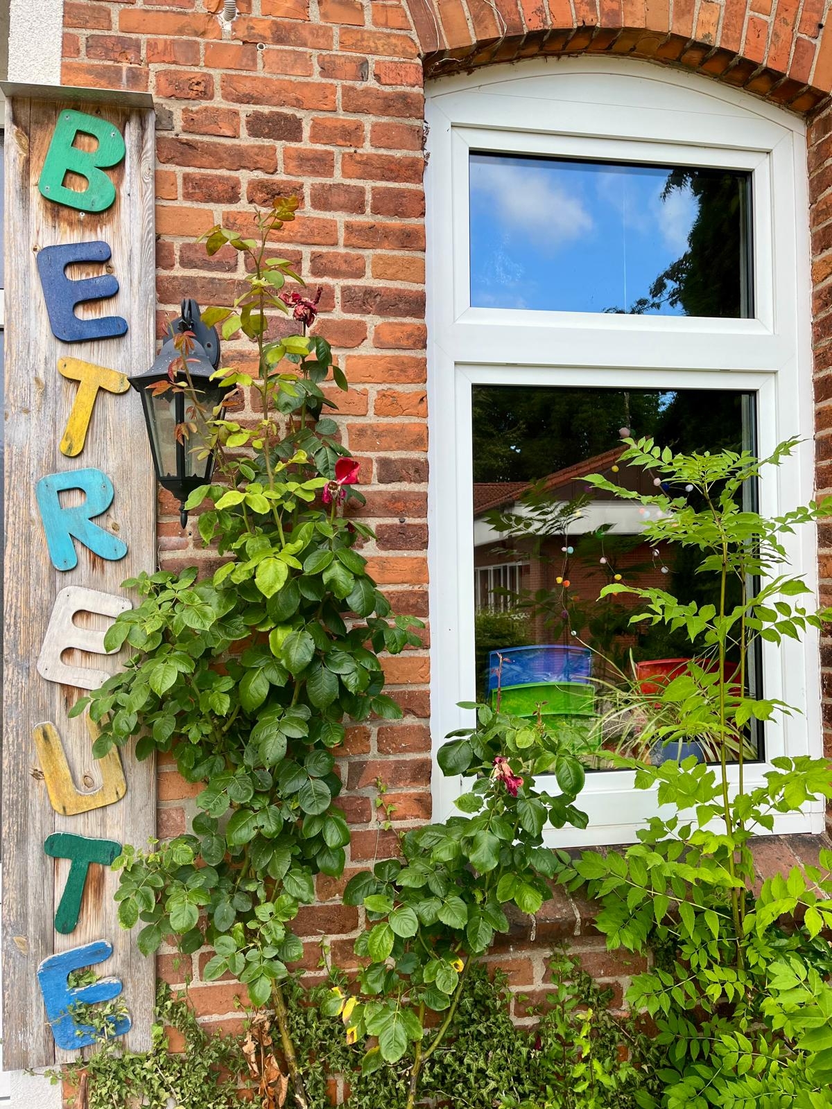 Zum 1. September 2025 steigen die Gebühren für die Ganztagsbetreuung an der Osdorfer Grundschule und an der Außenstelle Felm um 10 Euro von 125 Euro auf 135 Euro pro Kind und Monat.