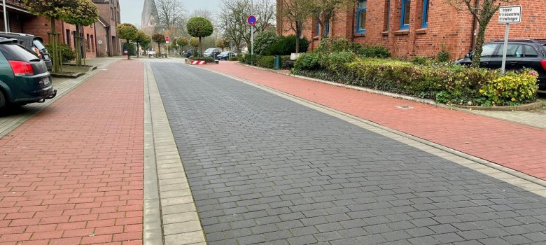 Rot für den Fußwegbereich, grau für die Straße - so soll auch die Gartenstraße gestaltet werden. Rot für den Fußwegbereich, grau für die Straße - so soll auch die Gartenstraße gestaltet werden.