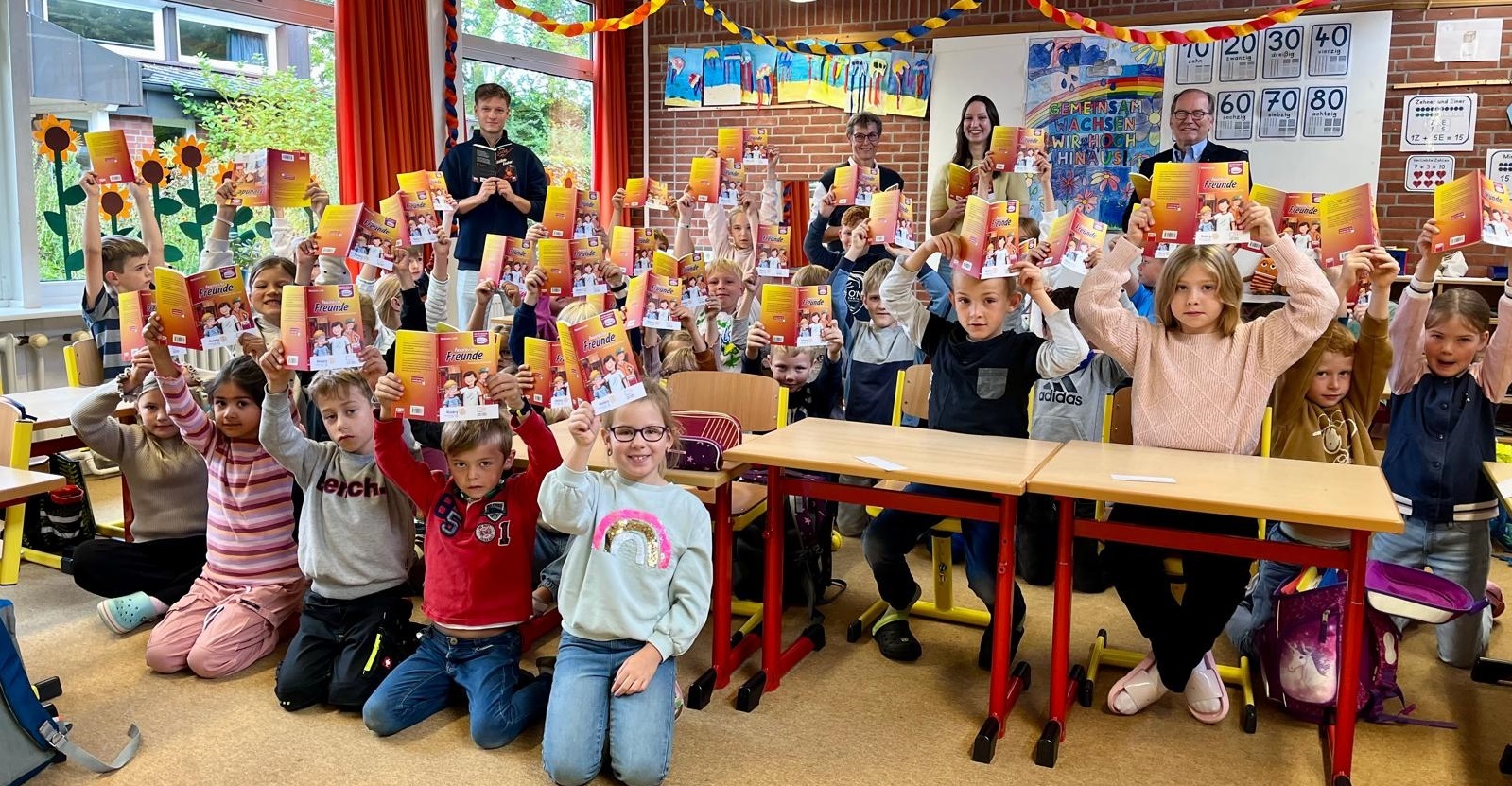 Bücherspende Rotary Club DW an Grundschule