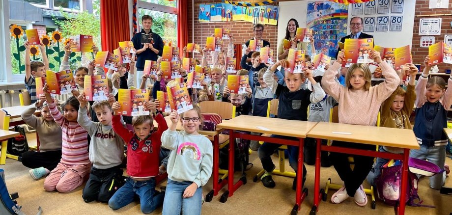 Bücherspende Rotary Club DW an Grundschule