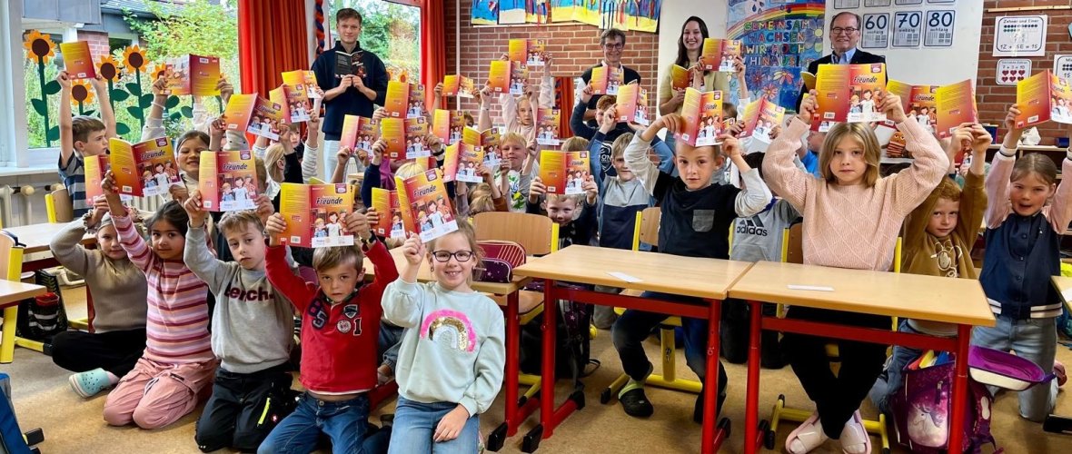 Bücherspende Rotary Club DW an Grundschule