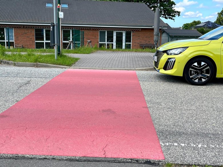 Roter Fahrbahnüberweg Kita Blickstedt