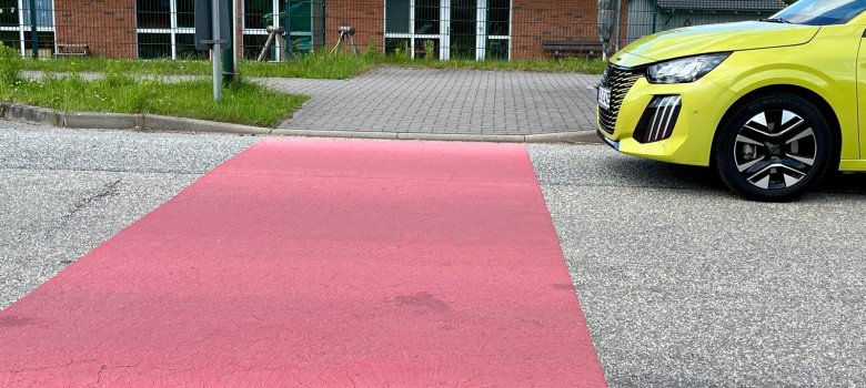 Roter Fahrbahnüberweg Kita Blickstedt