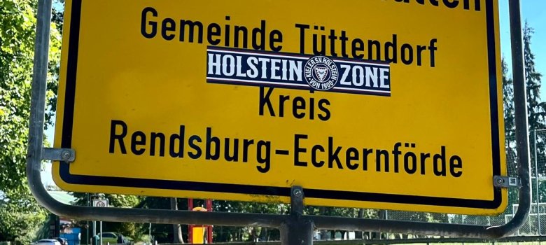 beklebtes Ortsschild beklebtes Ortsschild