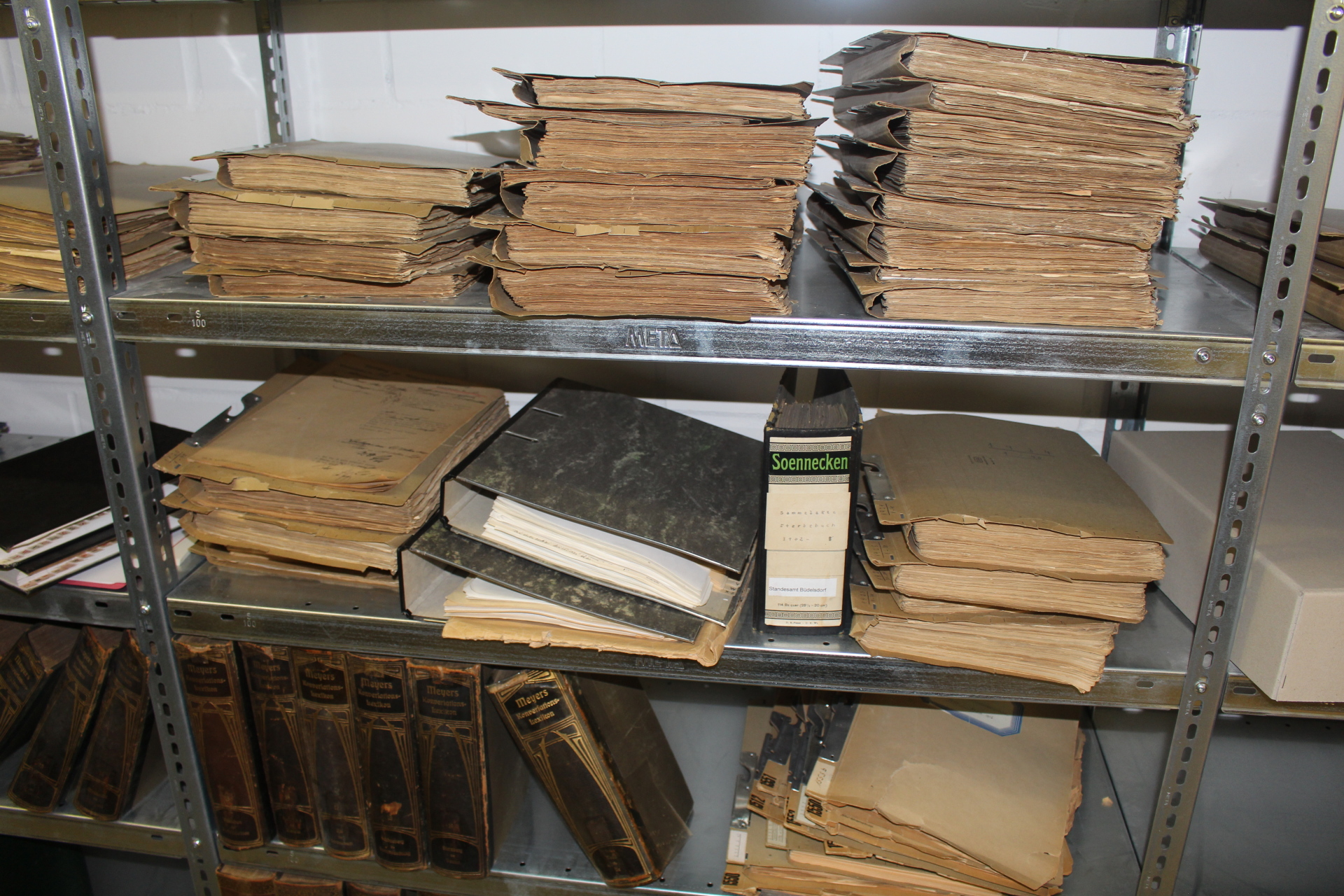 Akten im Kellerarchiv