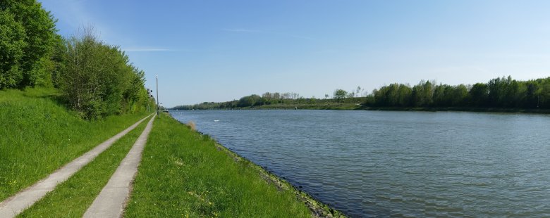 Nord-Ostsee-Kanal in Großkönigsförde Nord-Ostsee-Kanal in Großkönigsförde